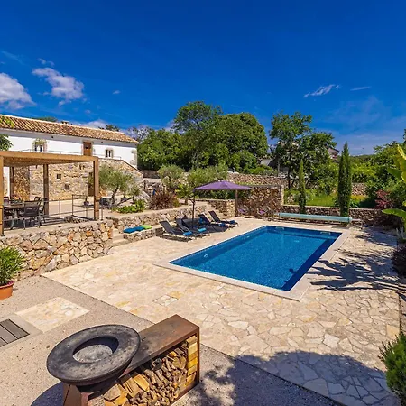 Βίλα Villa May